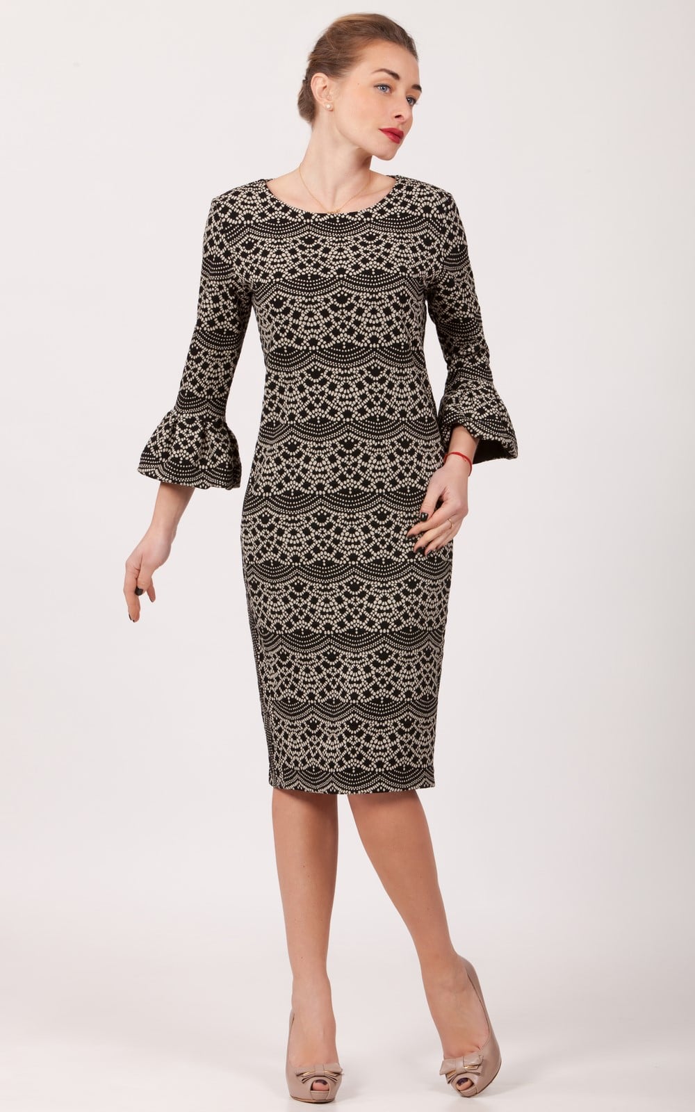 DEKORATĪVAIS SPILVENS AR RĀVĒJSLĒDZĒJA SPILVENDRĀNU. 45/45 CM Magnolica