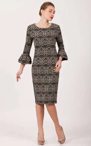 DEKORATĪVAIS SPILVENS AR RĀVĒJSLĒDZĒJA SPILVENDRĀNU. 45/45 CM Magnolica