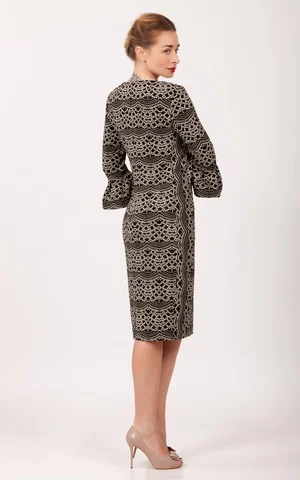 DEKORATĪVAIS SPILVENS AR RĀVĒJSLĒDZĒJA SPILVENDRĀNU. 45/45 CM Magnolica